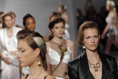 rodarte Show'da pist modelleri yürümek