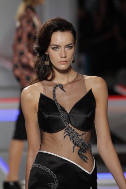 model rodarte Show'da pist yürür