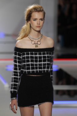 model rodarte Show'da pist yürür