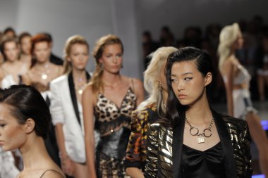 rodarte Show'da pist modelleri yürümek
