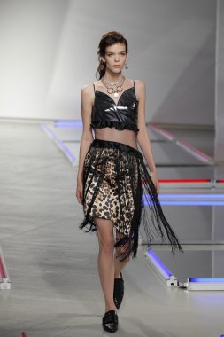model rodarte Show'da pist yürür