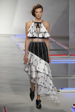 model rodarte Show'da pist yürür