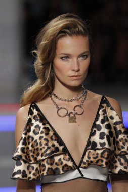 model rodarte Show'da pist yürür