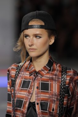 model rodarte Show'da pist yürür