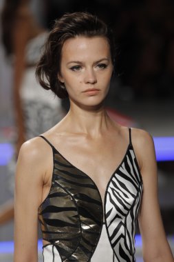 model rodarte Show'da pist yürür