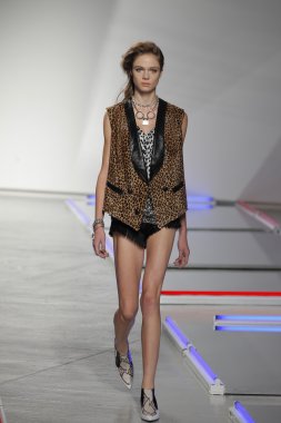 model rodarte Show'da pist yürür