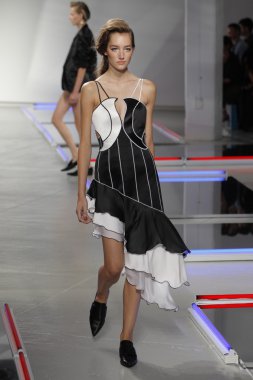 model rodarte Show'da pist yürür