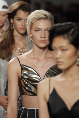 rodarte Show'da pist modelleri yürümek