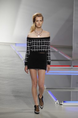 model rodarte Show'da pist yürür