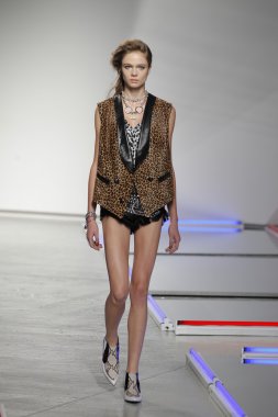 model rodarte Show'da pist yürür