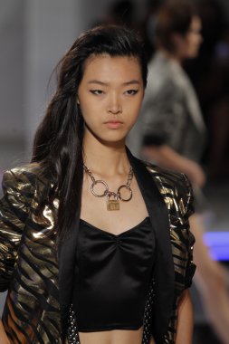 model rodarte Show'da pist yürür