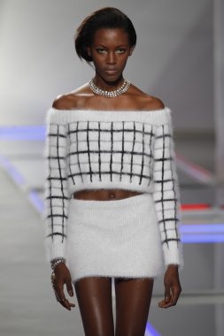 model rodarte Show'da pist yürür