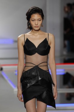 model rodarte Show'da pist yürür