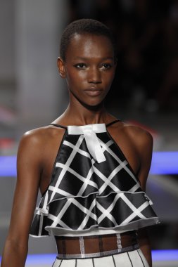 model rodarte Show'da pist yürür