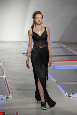 model rodarte Show'da pist yürür