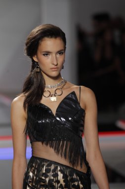 model rodarte Show'da pist yürür