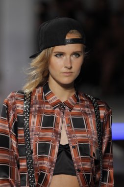 model rodarte Show'da pist yürür