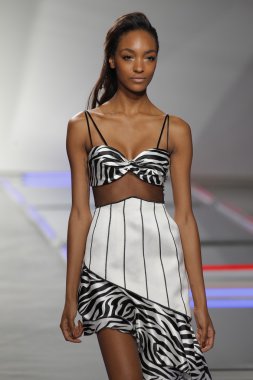 model rodarte Show'da pist yürür