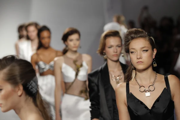 Modellen lopen de start-en landingsbaan op rodarte show — Stockfoto