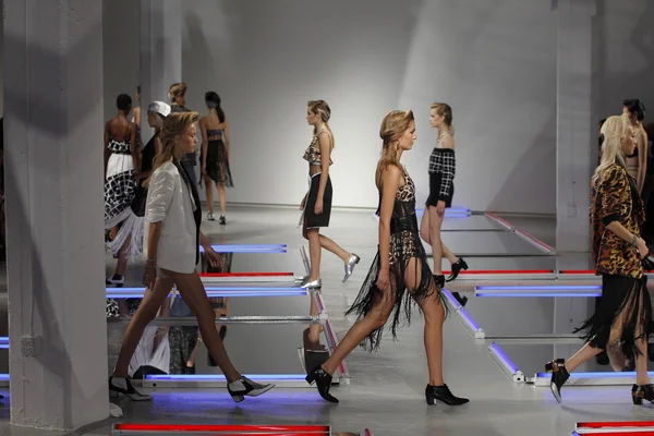 Models laufen bei Rodarte-Show über den Laufsteg — Stockfoto