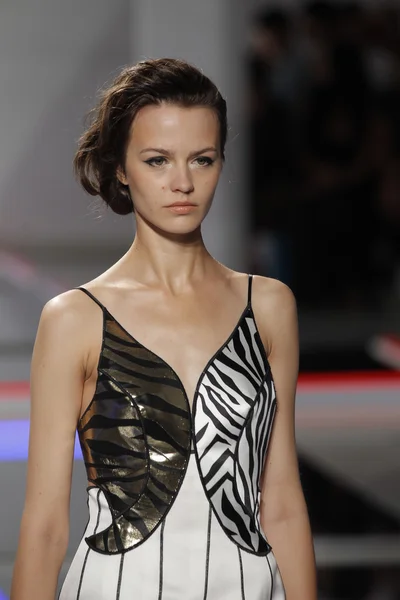 Model walks the runway at Rodarte show — Stock Photo, Image
