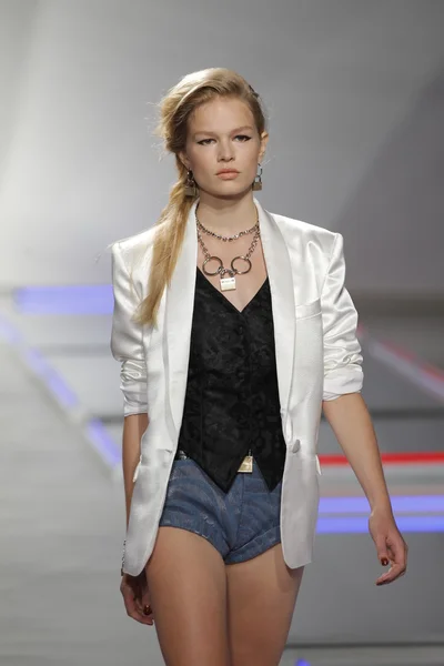 Model walks the runway at Rodarte show — Stock Photo, Image