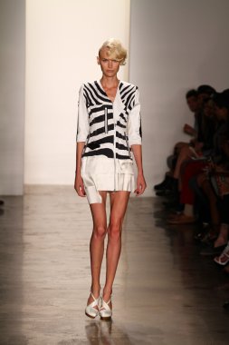 alexandre herchcovitch Show'da model yürür