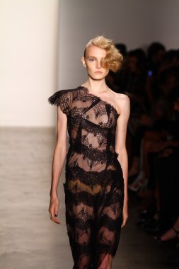 alexandre herchcovitch Show'da model yürür