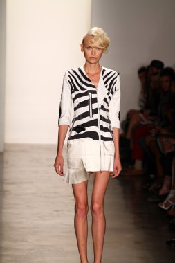 alexandre herchcovitch Show'da model yürür