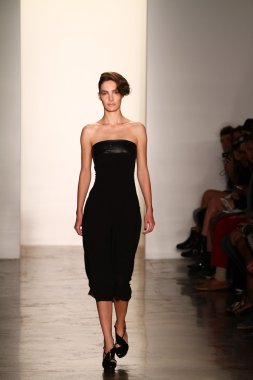 alexandre herchcovitch Show'da model yürür