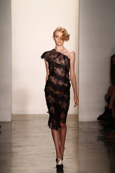 Modelo camina en Alexandre Herchcovitch show — Foto de Stock