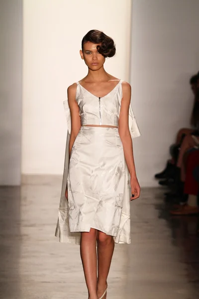 Caminhadas modelo em Alexandre Herchcovitch show — Fotografia de Stock