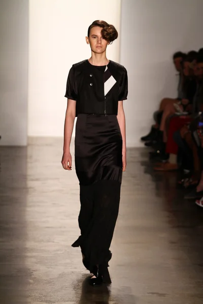 Modelo camina en Alexandre Herchcovitch show — Foto de Stock