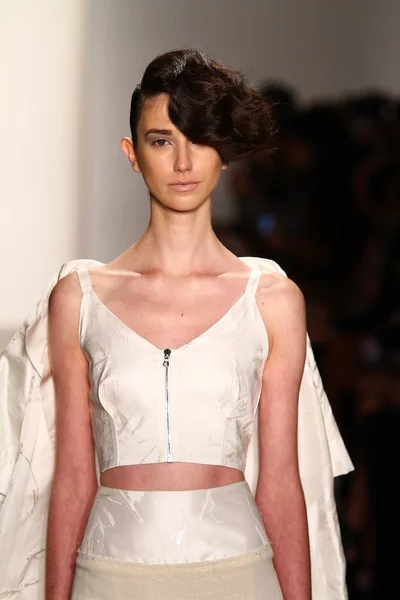 Modelo camina en Alexandre Herchcovitch show — Foto de Stock