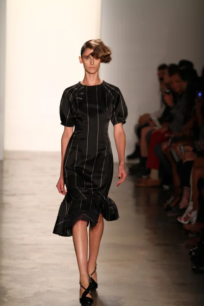 Modelo camina en Alexandre Herchcovitch show — Foto de Stock