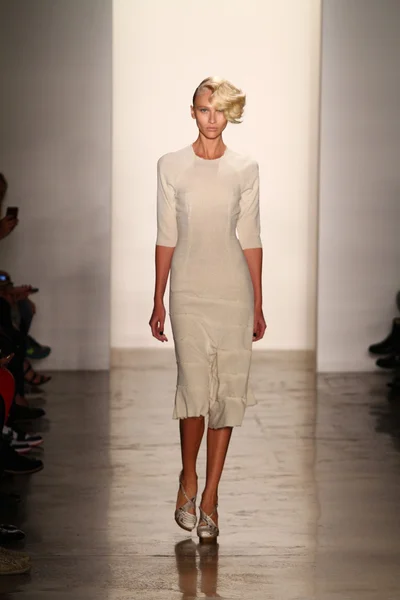 Model walks at Alexandre Herchcovitch show — Stock Photo, Image