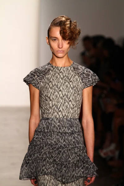 Modelo camina en Alexandre Herchcovitch show — Foto de Stock