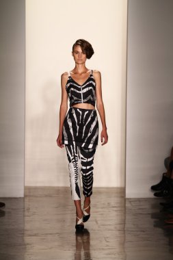 alexandre herchcovitch Show'da model yürür