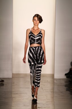 alexandre herchcovitch Show'da model yürür