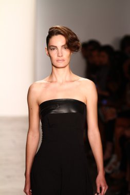 alexandre herchcovitch Show'da model yürür