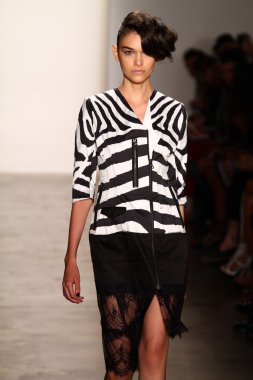 alexandre herchcovitch Show'da model yürür