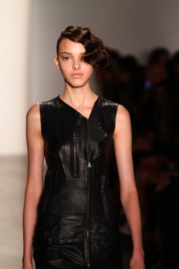 alexandre herchcovitch Show'da model yürür