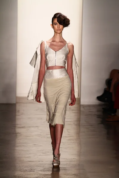 Modelo camina en Alexandre Herchcovitch show — Foto de Stock