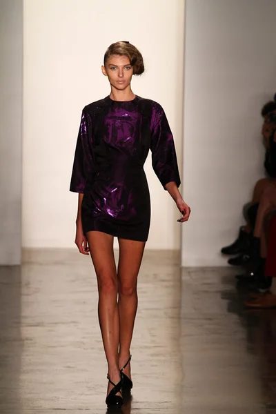 Qiz yigitni jinsiy aloqa qilishga taklif qildi (porno video)