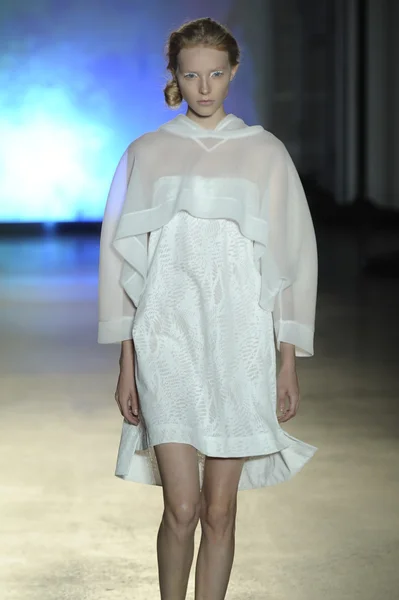 Modelo en MM6 Maison Martin Margiela show — Foto de Stock