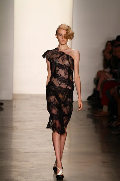 Modelo camina en Alexandre Herchcovitch show —  Fotos de Stock