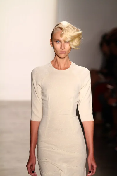 Modelo camina en Alexandre Herchcovitch show — Foto de Stock