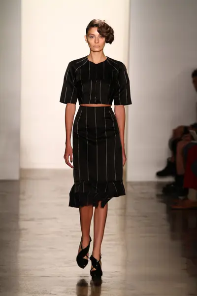 Modelo camina en Alexandre Herchcovitch show — Foto de Stock