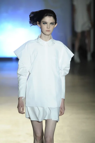 Modell auf der mm6 maison martin margiela show — Stockfoto