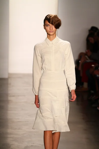 Modelo camina en Alexandre Herchcovitch show — Foto de Stock